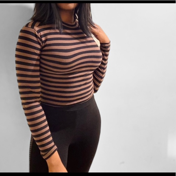 BROWN & BLACK TURTLE NECK. - Picture 3 of 3